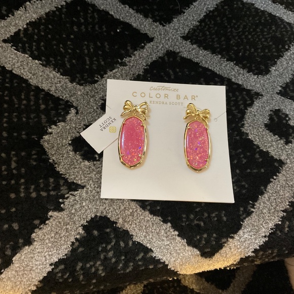 Kendra Scott Color Bar® Gold Bow Elle Earrings in Pink Iridescent Glitter Glass - Picture 3 of 3